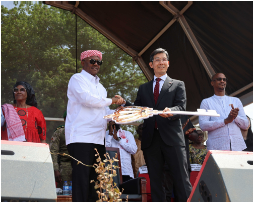 2025年6月16日,驻几内亚比绍大使杨仁火与几比总统恩巴洛共同出席援几比西非沿海公路比绍至萨芬路段项目竣工交接仪式。