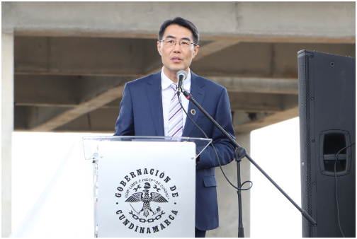2025年6月17日，驻哥伦比亚大使朱京阳出席哥西部有轨电车项目全线开工仪式并致辞