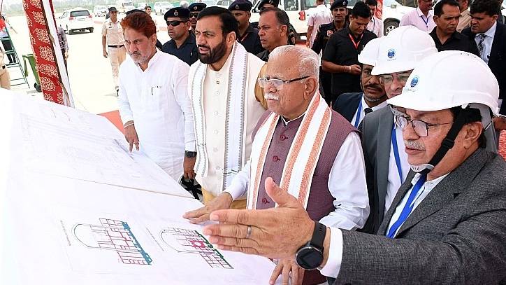 部长审查了戈勒克布尔工厂的进展情况(图片来源:Manohar Lal 办公室/X)