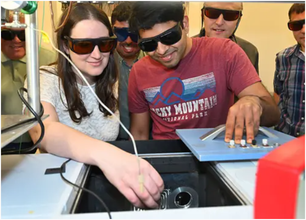 布鲁克海文实验室团队利用红外光谱仪分析催化剂