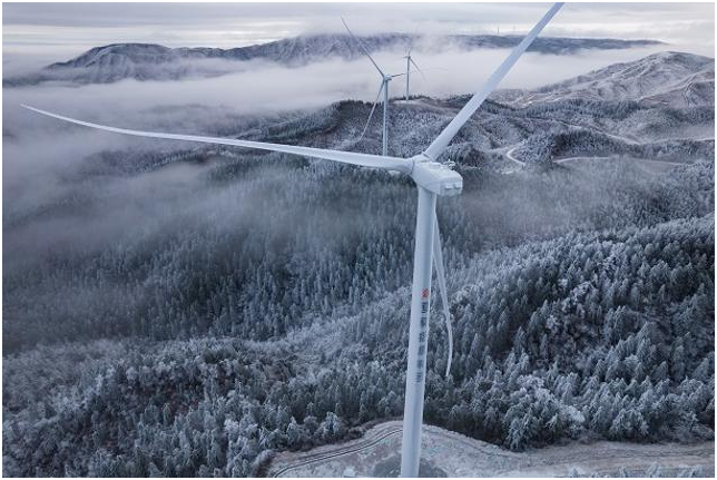 图为冬季运行场景下的风电场(国家能源集团龙源电力供图)