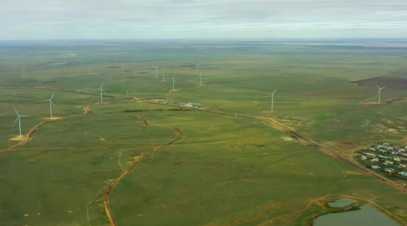 国家电投集团阿克莫拉州风电项目位于哈萨克斯坦北部阿克莫拉州地区,距哈萨克斯坦首都阿斯塔纳约50公里,总装机容量221兆瓦。项目2023年11月实现全容量并网发电,年发电量达8.43亿千瓦时,采用中国风机制造商生产的单机5兆瓦大容量、新技术机型,在总容量和单机容量方面均为当时中亚在运风电项目之最