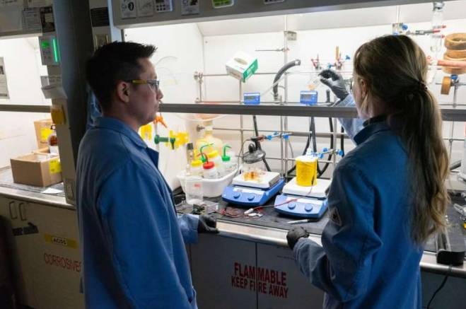 Garret Miyake 教授与研究员合作