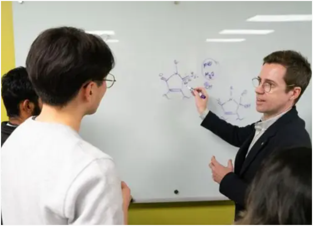 罗伯特·帕顿教授正在向他的研究团队讲话。科罗拉多州立大学自然科学学院