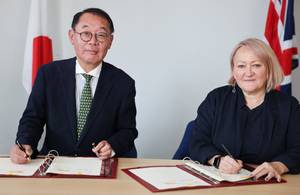 日本政府政务次官(气候事务大臣)克里·麦卡锡与日本文部科学省副大臣益子弘签署核聚变能源合作备忘录