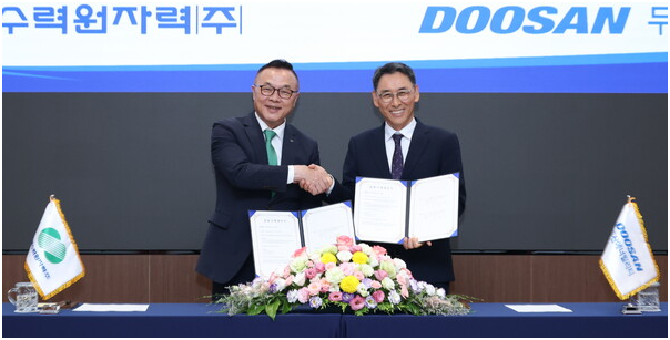 韩国水力核电20日与斗山能源签署了永同抽水蓄能电站1号和2号机组主设备供应合同。图为韩华电力社长黄柱浩(左)与斗山能源副会长郑延仁合影留念。