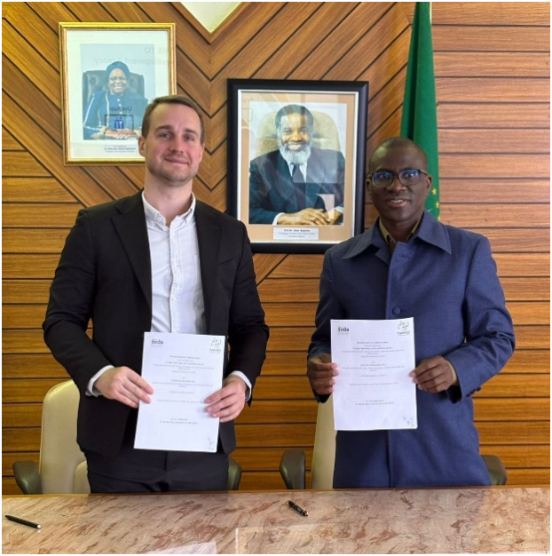 图1-NANO核能公司首席执行官James Walker与纳米比亚工业发展署首席执行官Richwell Lukonga在签署谅解备忘录后合影