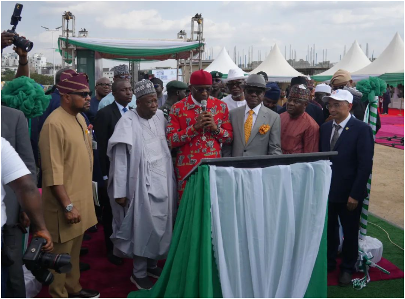 ▲尼众议院副议长本杰明·卡卢为竣工仪式剪彩并宣布项目竣工