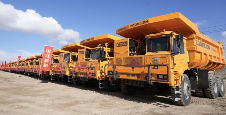 定制涂装的全球**大混动宽体车中联重科ZT160HEV