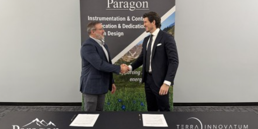 Paragon 副总裁 John Portillo(左)与 Terra Innovatum 合伙人兼首席业务发展官 Giordano Morichi 出席签约仪式。(图片:Paragon)