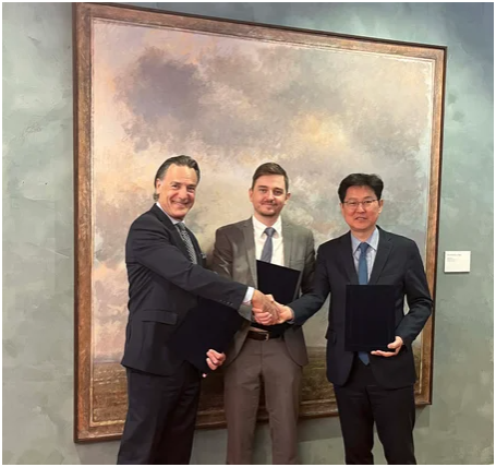 会议签署了有关部署先进 AP1000® 反应堆的早期工作协议(从左至右):西屋能源系统公司高级副总裁 Elias Gedeon;Fortum 新核能业务副总裁 Laurent Leveugle;现代 E&C 新能源部门执行副总裁 Young Choi。