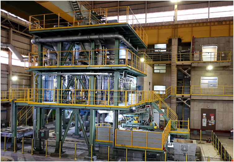 这张由浦项制铁控股于2024年6月26日提供的资料照片展示了该公司位于首尔东南约270公里的浦项制造厂的氢能炼钢设施。(韩联社)