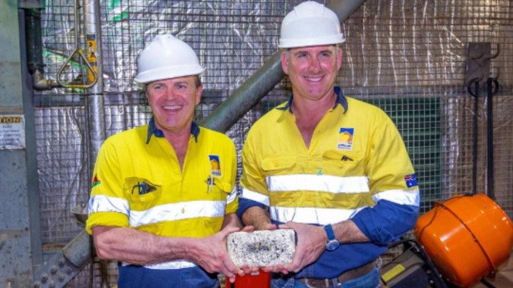 首席运营官林登·霍普金斯 (Lyndon Hopkins) 和首席执行官理查德·海德 (Richard Hyde) 手持第一根 Kiaka 金条。 首席运营官林登·霍普金斯 (Lyndon Hopkins) 和首席执行官理查德·海德 (Richard Hyde) 手持第一根 Kiaka 金条