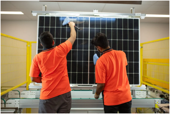 Tindo Solar 于 2021 年在阿德莱德开设了第一家太阳能制造工厂。图片:Tindo Solar