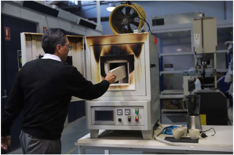 斯威本科技大学的黄逸博士正在用咖啡渣烧制砖块。图片来源:斯威本科技大学