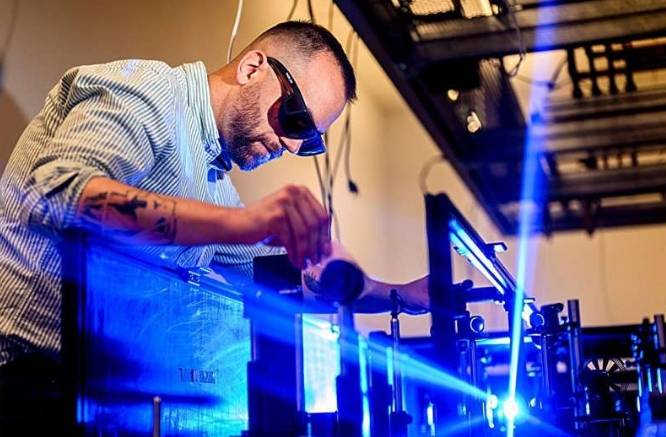 阿尔贝托·德拉·托雷利用受控加热和冷却技术,使量子材料在导电状态和绝缘状态之间切换