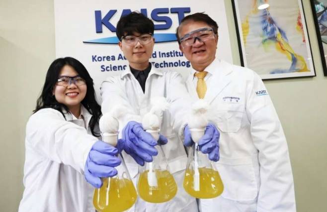 (从左至右)Cindy Pricilia 博士、博士生 Cheon Woo Moon、特聘教授 Sang Yup Lee