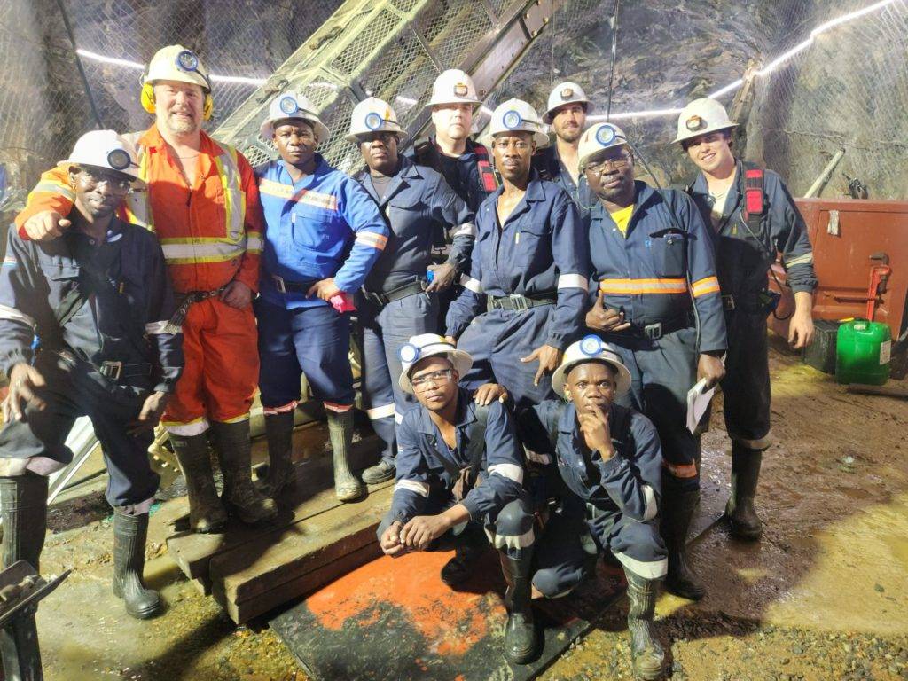 塞莱比北部项目钻井队成员。图片来源：Premium Resources