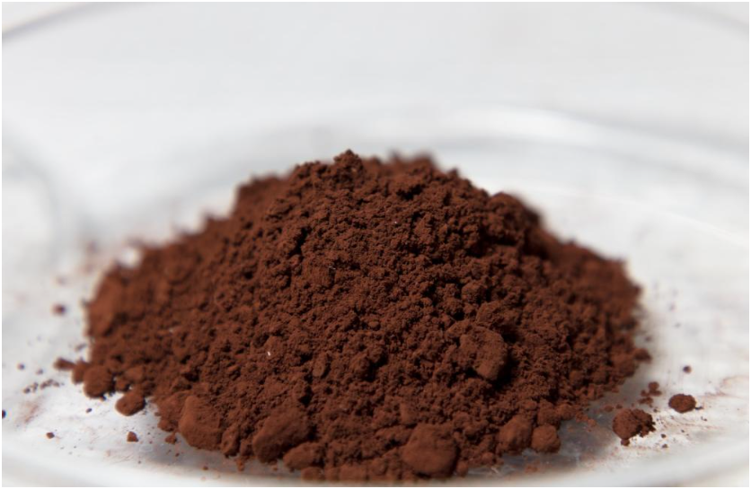 稀土元素可以精炼成粉末,例如这种氧化物,可以从废金属原料中回收。图片来源:卡洛斯·琼斯/橡树岭国家实验室,美国能源部