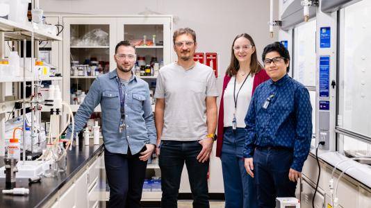 阿贡国家实验室的科学家正在开发一种利用离心接触器分离可用于工业再利用的核材料的工艺。(图片由阿贡国家实验室提供。)