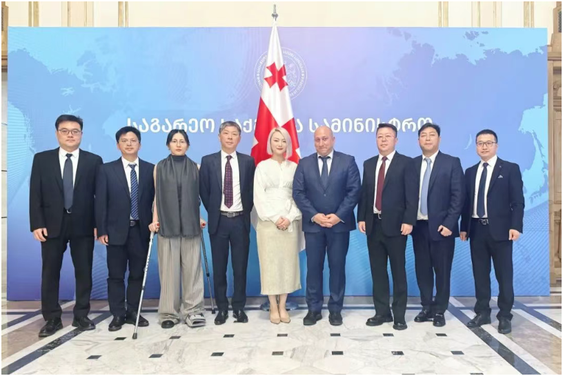 左四：轻舟资本创始合伙人刘铠；左五：天翎科联合创始人兼CMO卢懿；右四：格鲁吉亚外交部副部长赫夫季夏什维利