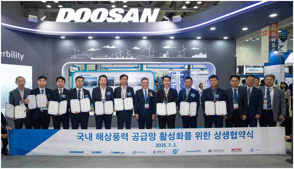 斗山能源副会长郑延仁(中)在‘2025海上风电供应链会议展览会’上与国内9家合作公司代表签署了共赢协议。照片中(从左至右)Eunsung O&C代表理事Eun Hee-seong、Seonghyeon Kim Ho-seong、LSK代表理事Noh Hyeon-ho、Woorim PTS代表理事Han Woo-jin、Samil CNS代表理事Yoon Seong-yong、Human Composite代表理事Yang Seung-un、斗山能源副会长郑延仁、斗山能源电力服务BG长Son Seung-woo、Sanil Electric代表理事Choi Dong-heon、Intec Electric & Electronics代表理事Kim Jong-woo、斗山能源电力服务营业部长Yoon Yo-han、风电设计部长Shin Dong-gyu、风电营业部长Han Myeong-hoon合影留念。