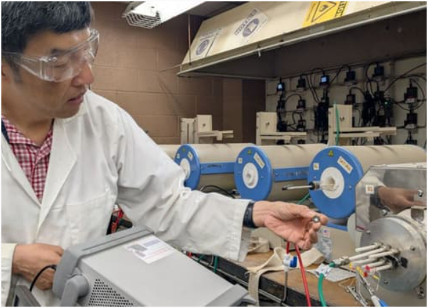 燃料电池在热量和蒸汽的作用下储存和发电,有助于形成适应不断变化的能源需求的灵活电网。 西弗吉尼亚大学/米凯拉·莫里塞特