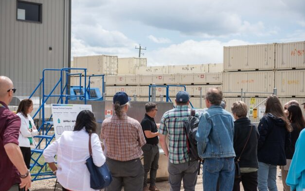 图示：2024 年 6 月，CNL 环境管理委员会成员在访问 Chalk River 实验室期间有机会查看运输瓶并听取有关燃料整合工作的简报。