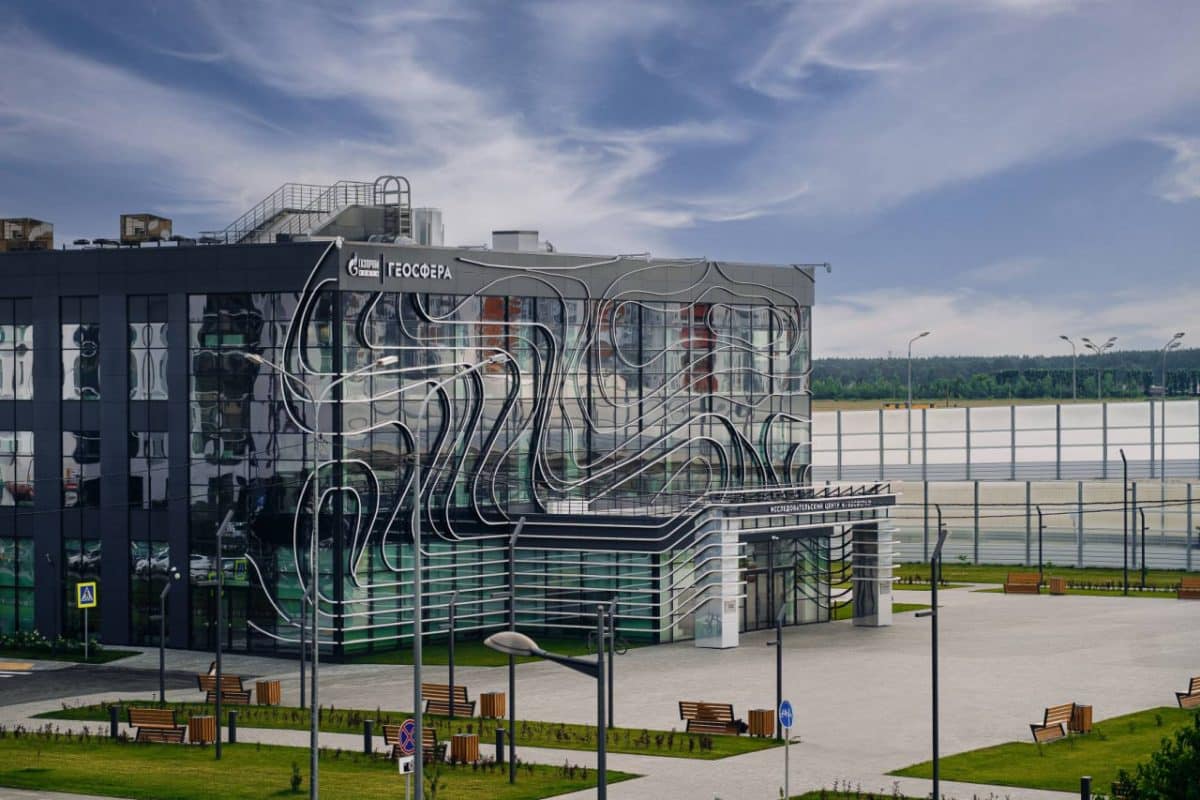 Geosfera 大楼位于秋明新住宅区，设有公园区 / &copy; Geosfera