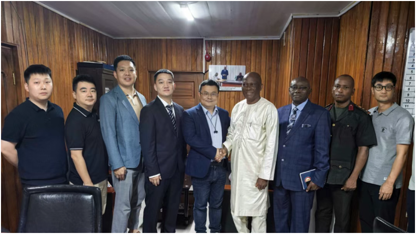 塞拉利昂国防部副部长会见清电光伏副总裁钱峰一行