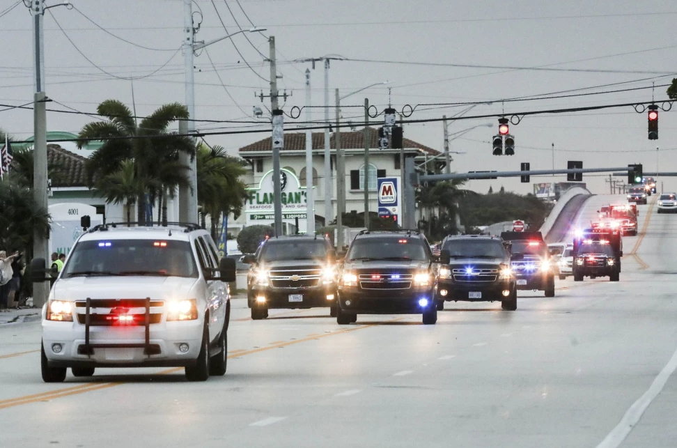 2020 年 1 月 17 日，唐纳德·特朗普总统的车队从棕榈滩国际机场沿南大道向东行驶至海湖庄园。（达蒙·希金斯/美联社/棕榈滩邮报，资料图）