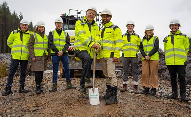 图片:OnPath Energy 和 RJ McLeod 团队成员出席 Mill Rig 风电场奠基仪式。从左至右依次为:Michael Brady、Lorna Hull、Alan Wells、Martin Kellerman、Shakthivelu Thanghavel、Lorcan Hayes、Mhairi Grossett 和 Michael Newton