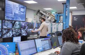 英国原子能管理局卡勒姆校区的远程处理控制室 - 图片来源:英国原子能管理局
