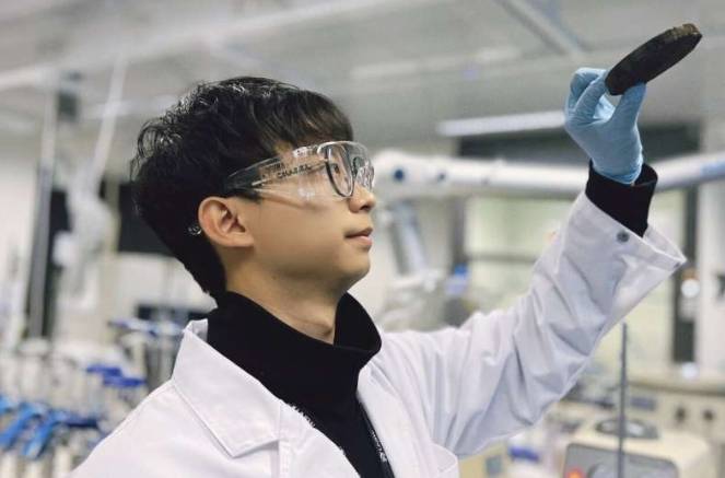 第一作者任晓军手持氧化石墨烯气凝胶