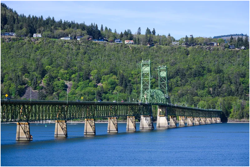 更换横跨俄勒冈州 84 号州际公路和华盛顿州 14 号州际公路之间的哥伦比亚河、功能陈旧的胡德河-白鲑鱼大桥将耗资 11.2 亿美元 - 图片由 © Iandewarphotography| Dreamstime.com 提供
