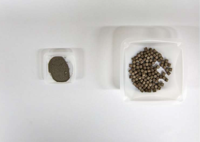 研究团队开发的催化剂(左图为粉末状,右图为颗粒状)。图片来源:KIER