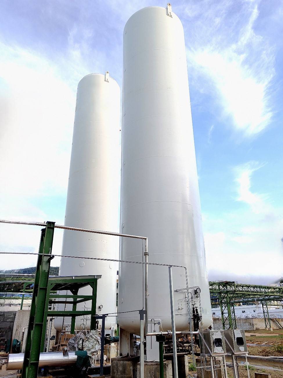 vacuum insulated storage tank