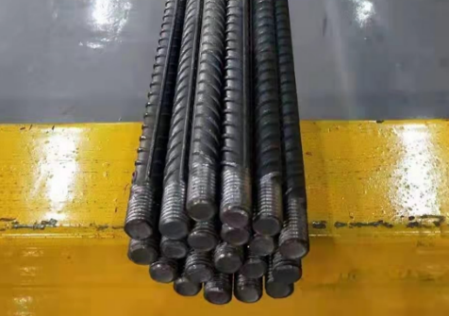 Sägen und Gewindeschneiden