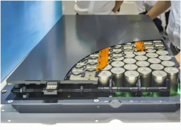 部分暴露的电池组显示圆柱形锂离子电池。 麦吉尔大学