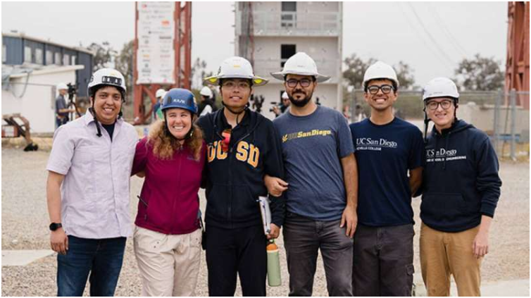 加州大学圣地亚哥分校CFS 10项目研究团队成员。从左至右:硕士生Daniel Rivera、教授Tara Hutchinson、博士生Charlie Zhang、博士生Shokrullah Sorosh、本科生Tony Mueller和Daniel Blair。图片来源:Daniel Orren/加州大学圣地亚哥分校