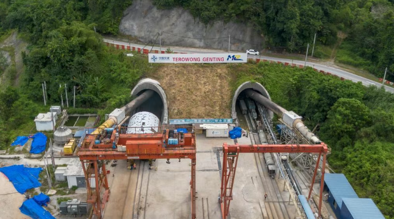 ▲ 这是7月12日在马来西亚彭亨州拍摄的马来西亚东海岸铁路(马东铁)项目云顶隧道口(无人机照片)。新华社发(张纹综摄)