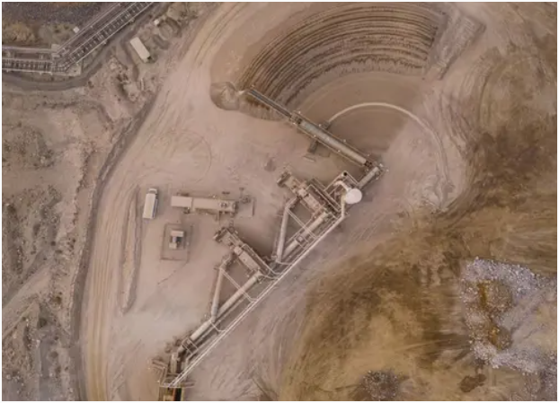 MP Materials 位于加利福尼亚州的 Mountain Pass 工厂正在进行破碎作业。 迈克尔·泰斯勒/MP材料