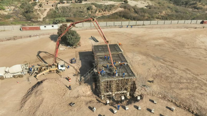 图为混凝土浇筑航拍