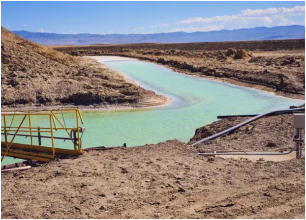 用于碳酸锂开采的盐水池。 卡文图片社