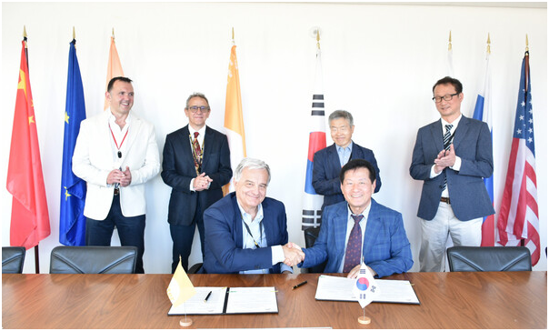 ITER副总干事塞尔吉奥·奥兰迪与ITER韩国事业部主任郑基正(左起)在仪式上签署商业协议后合影留念