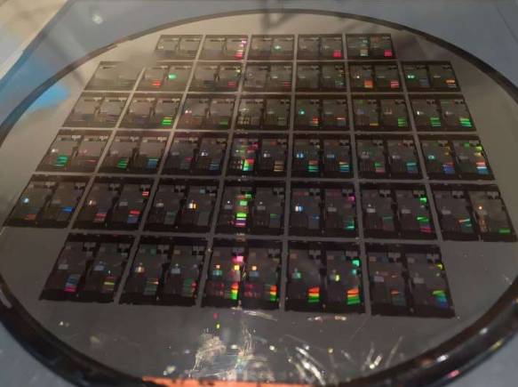 研究人员现已开发出一种高效的技术，可将量子点激光器集成到硅芯片中，以实现可扩展的实际应用