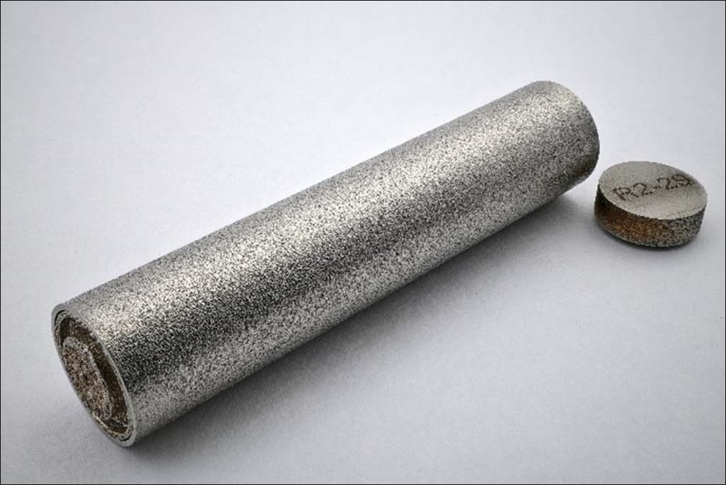 组装后的密封舱采用316H不锈钢制成,具有优异的高温强度、耐腐蚀和抗辐射性能,以及经过验证的核级性能和可焊接性。图片来源:美国能源部橡树岭国家实验室