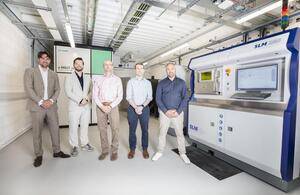 Freemelt（左）和尼康 SLM（右）团队与英国原子能管理局的 Roy Marshall（中）一起出席中央支持设施启动仪式 - 图片来源：英国原子能管理局