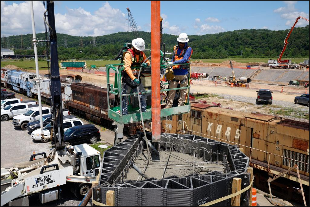 巴纳德建筑公司的工人将混凝土浇注到碳纤维增强ABS模板中,制成其中一根现浇的Janus柱。图片来源:Kairos Power
