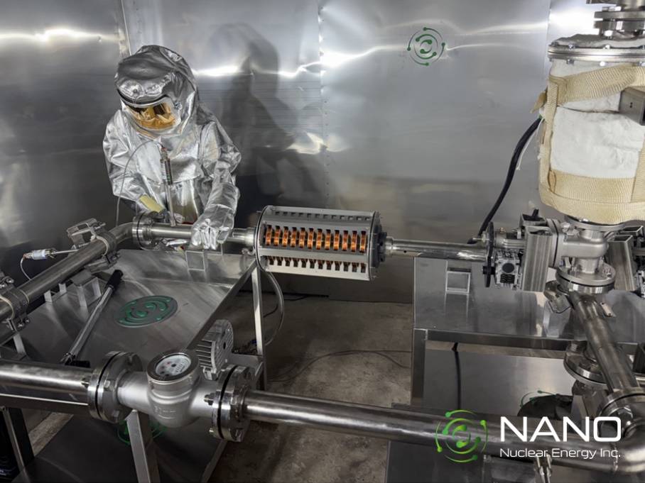图 1 – NANO 核能的 ALIP 技术(中心)集成在纽约州威斯特彻斯特县示范设施的定制热室内的测试回路上。